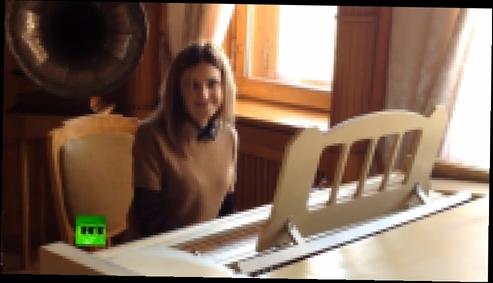 Наталья Поклонская сыграла на рояле в музее Ливадийского