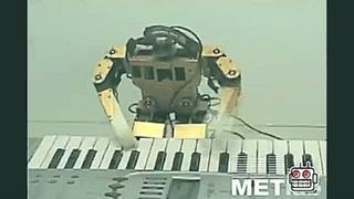 Робот играет на пианино