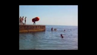 Прыжок с волнореза в противогазе на надувной лодке в Чёрное