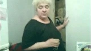 Настя Пропускова снимает видео про бабушку