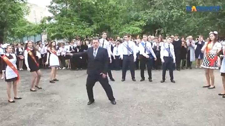 Видео с зажигательным танцем директора саратовского лицея