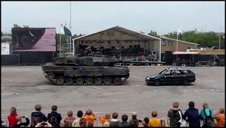 танк Леопард 2 А6 давит автомобиль на потеху публике