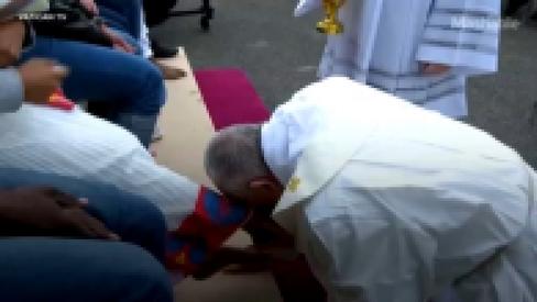 Италия. Папа Римский омыл и поцеловал ноги беженцам (24.03