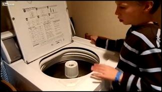 Мальчик-аутист играет на барабане от стиральной машины